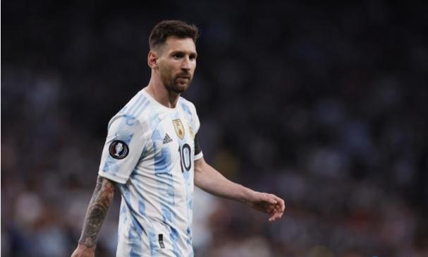 张婧仪黑裙配红花大气又灵动 微闭双眼笑容浅浅